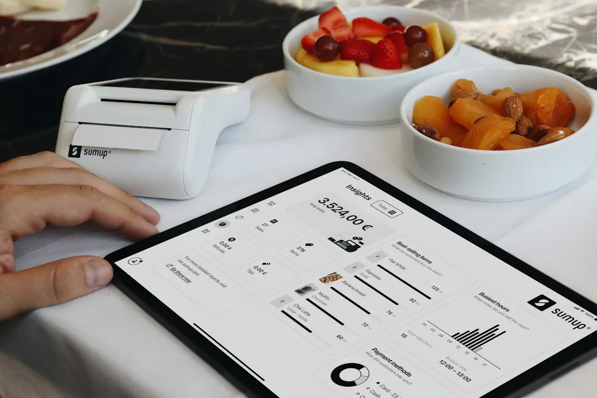 店舗のカウンターでタブレットを操作している様子
